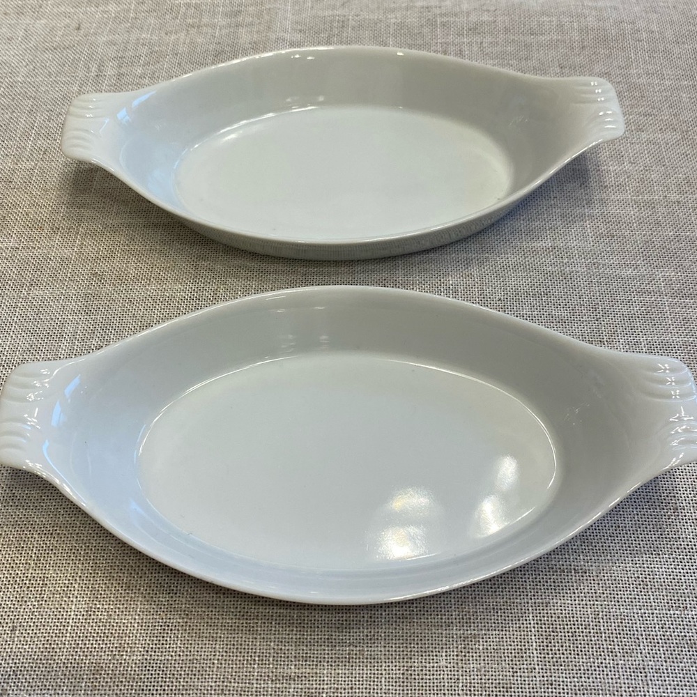 Unbranded white ceramic serving dish ware.